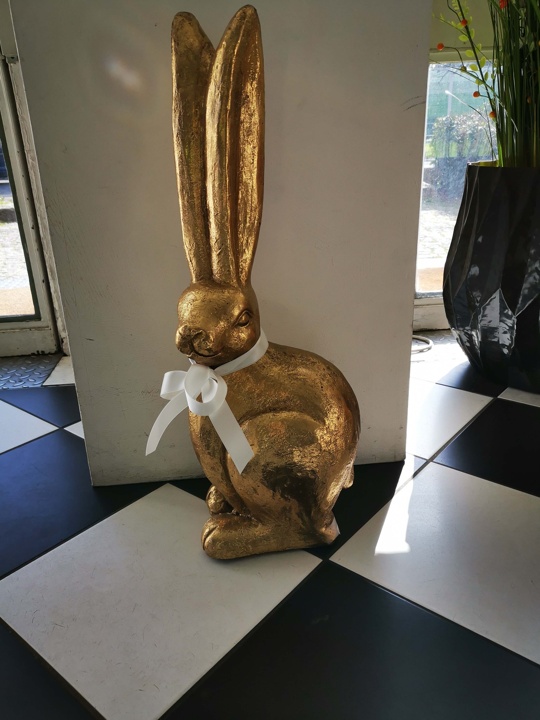 Osterhase aus Kunstharz mit Stoffschleife