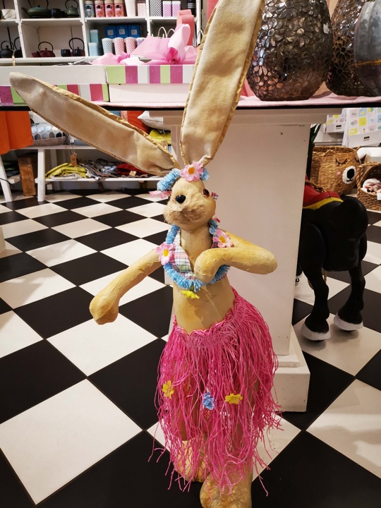 Hoola-Osterhase aus Pappmaché 100cm