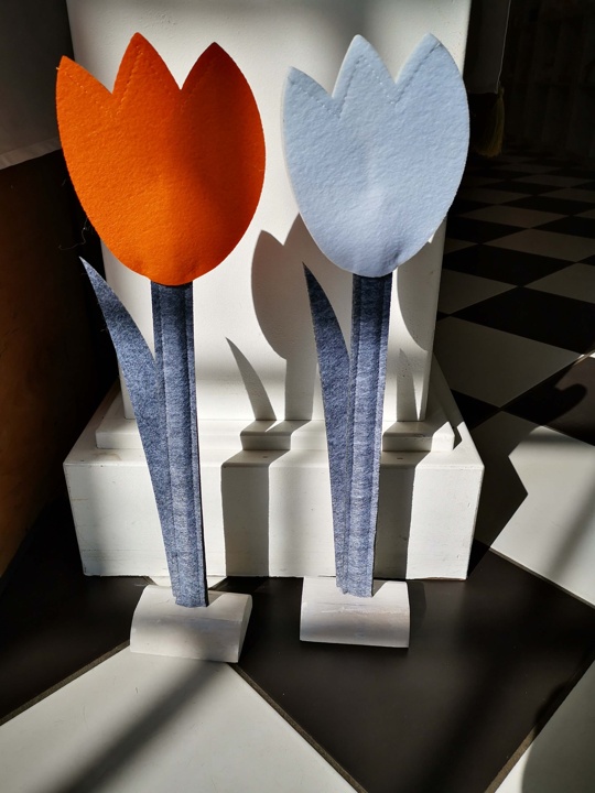 Blume aus  Filz mit Holz 51cm