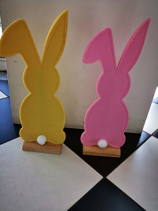 Osterhase aus Filz mit Holz