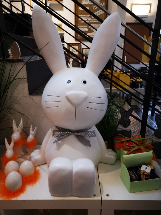Osterhase sehr groß. Aus Kunstharz.