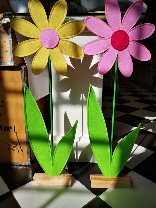Blume aus Filz mit Holz 87cm