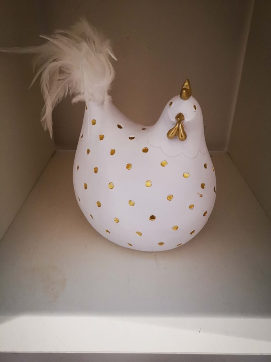 Osterhenne. Kunstharz mit Federn