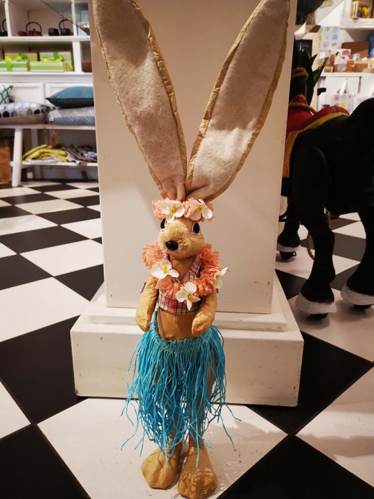 Hoola-Osterhase aus Pappmaché