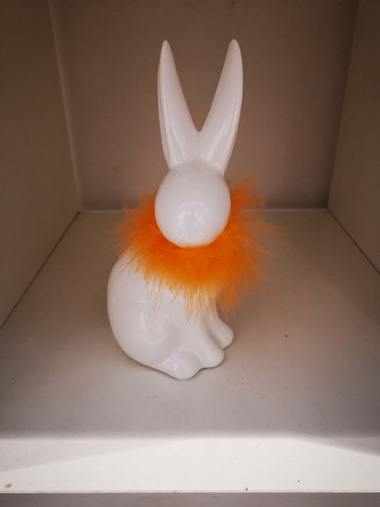 Osterhase aus Keramik mit Federn, verschiedene Größen