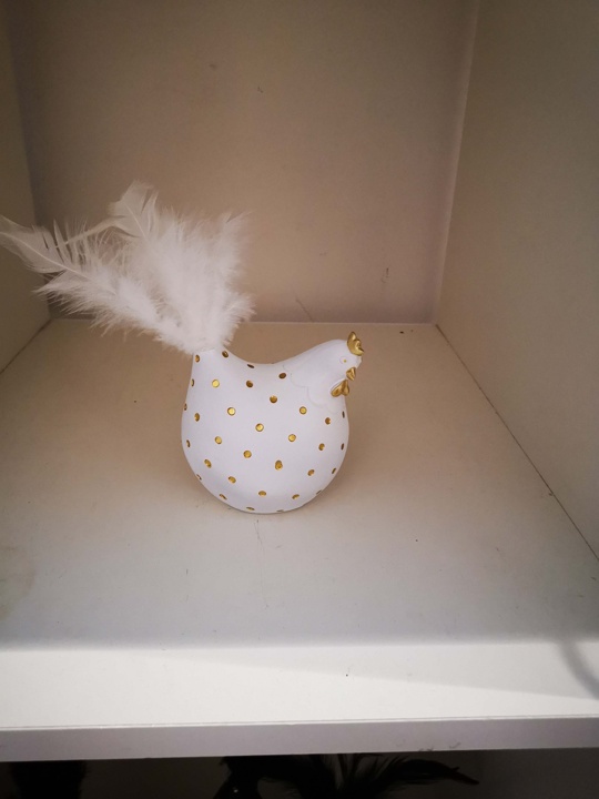 Osterhenne. Kunstharz mit Federn 10cm