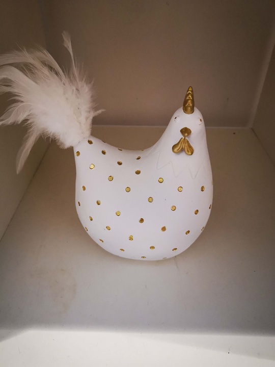 Osterhenne. Kunstharz mit Federn 16cm